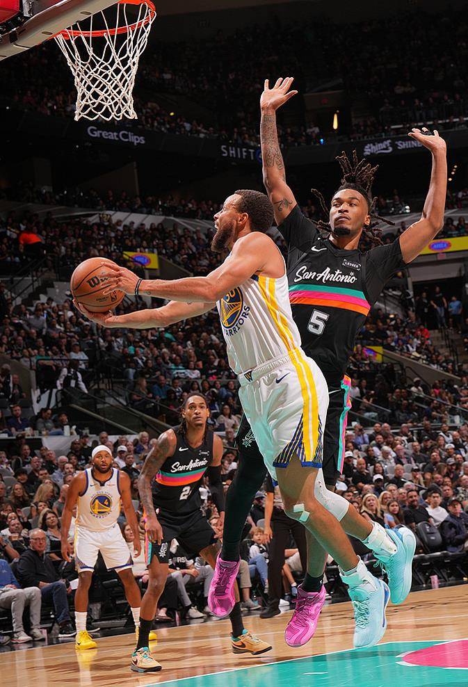 开云体育app-离谱！库里连续七场比赛得分超过官方发布新规窗口期芝加哥公牛调整名单以备欧超杯，迈阿密热火赛前门线救险的简单介绍